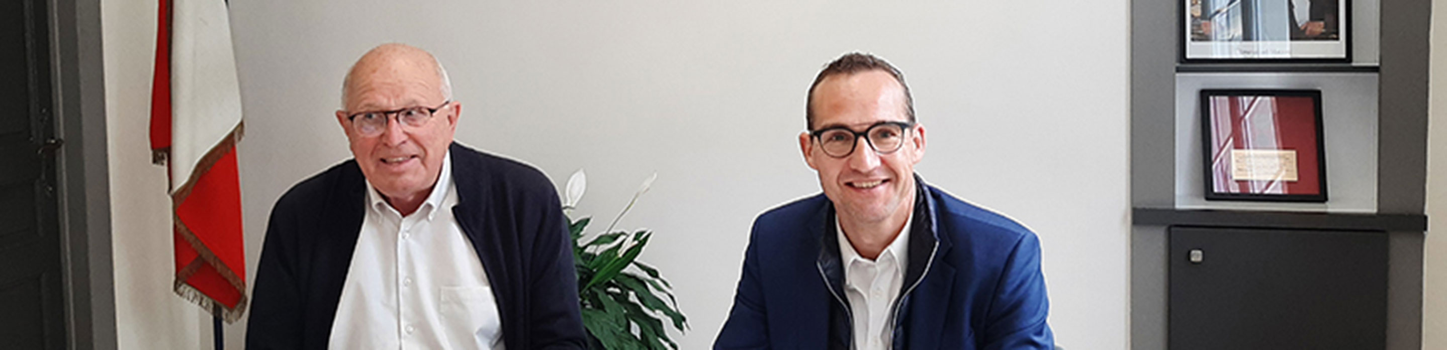 Signature du traité de concession entre la Collectivité de Val-de-Vesle et Emmanuel Hermsdorff, Directeur Général de Crédit Mutuel Aménagement Foncier