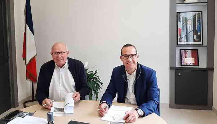 Signature du traité de concession entre la Collectivité de Val-de-Vesle et Emmanuel Hermsdorff, Directeur Général de Crédit Mutuel Aménagement Foncier